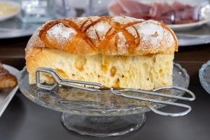 a cake on a glass plate on a table at B&B I LAKE IT BELLAGIO in Bellagio