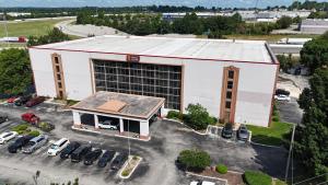 杰克逊Clarion Hotel Jackson Northwest的停车场内停放汽车的大楼的空中景观