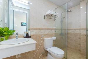 un bagno con wc, lavandino e doccia di Ngoc Hanh Beach Hotel a Vung Tau Altre 26 foto