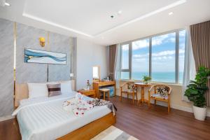 una camera d'albergo con un letto e una scrivania con un tavolo di Ngoc Hanh Beach Hotel a Vung Tau