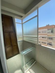 une pièce vide avec un aquarium dans une fenêtre dans l'établissement Luxury Apartment Meknes, à Meknès