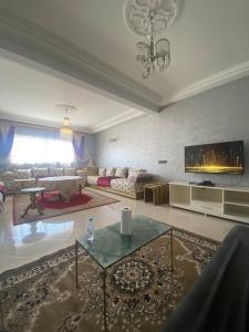 un grand salon avec un canapé et une table dans l'établissement Luxury Apartment Meknes, à Meknès