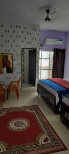 Rúm í herbergi á Premshi Guest House