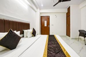 Postel nebo postele na pokoji v ubytování Hotel Krishna Tower