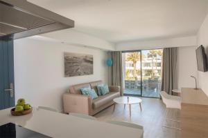 a living room with a couch and a table at Oasis Lanz Beach Mate in Costa Teguise