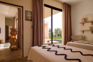 Ένα ή περισσότερα κρεβάτια σε δωμάτιο στο Kawga Hôtel +106 φωτογραφίες