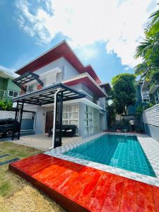 Πισίνα στο ή κοντά στο Vibe Phuket Private Rooms in Shared Villa Some Shared Bathrooms