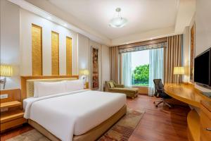 TV a/nebo společenská místnost v ubytování Radisson Noida
