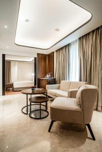 Ein Sitzbereich in der Unterkunft Radisson Blu Hotel Ahmedabad