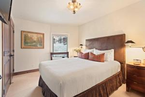 Un dormitorio con una cama grande y una cómoda. en Shadow Mountain 04, en Aspen