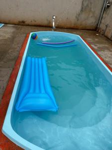 Bazén v ubytování Casa com dois quartos e piscina em mineiros nebo v jeho okolí