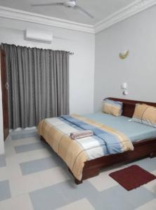Un dormitorio con una cama grande en una habitación. en LUXURY, en Cotonou