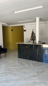 Un árbol de Navidad en un mostrador en una habitación en Karajas hotel, en Quixeramobim