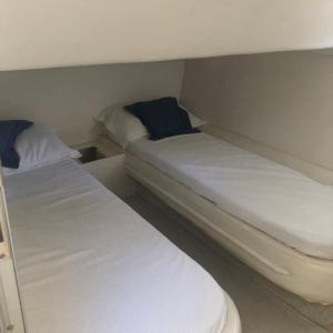 En eller flere senge i et værelse på Alugo barco intermarine 440