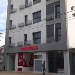 un homme debout devant un bâtiment dans l'établissement El Legado Departamento, à San Juan