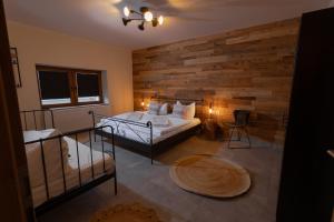 Ένα ή περισσότερα κρεβάτια σε δωμάτιο στο Casa Transilvania - Pool & Sauna +57 φωτογραφίες