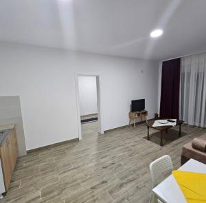 een woonkamer met een bank en een tafel bij Apartman Gong in Divčibare