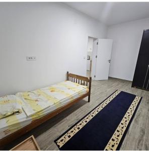 een slaapkamer met een bed en een blauw tapijt bij Apartman Gong in Divčibare