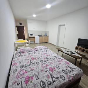 een slaapkamer met een bed en een kamer met een piano bij Apartman Gong in Divčibare