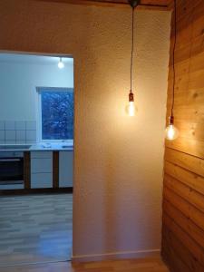 una cocina con una pared con dos luces. en Zoo house near Billund Legoland, en Grindsted