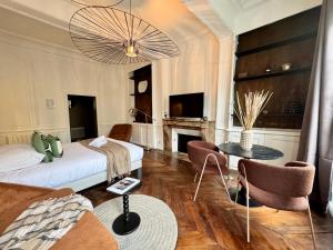 a living room with two beds and a fireplace at Les lices, centre ville de Rennes in Rennes +18 photos