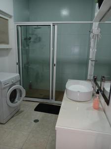 łazienka z prysznicem, toaletą i umywalką w obiekcie Flat Mindelo Deluxe 30 w mieście Mindelo