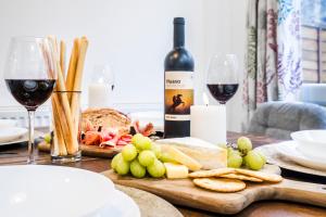 een tafel met een fles wijn en wijnglazen bij 3 BDR House near East Croydon Rail Station in Croydon