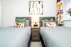 zwei nebeneinander stehende Betten in einem Schlafzimmer in der Unterkunft 3 BDR House near East Croydon Rail Station in Croydon