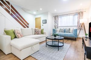 een woonkamer met een bank en een tafel bij 3 BDR House near East Croydon Rail Station in Croydon