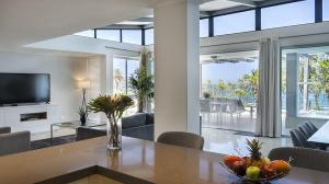 Televisyen dan/atau pusat hiburan di Blue Views Penthouse Beachfront Apartment with Pool