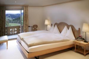 Postel nebo postele na pokoji v ubytování Hotel Bellerive Gstaad + 35 fotografií