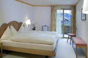 Rúm í herbergi á Hotel Bellerive Gstaad