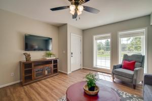 Μια τηλεόραση ή/και κέντρο ψυχαγωγίας στο Ground-Floor Retreat Only 1 Mi to Cloudland Canyon