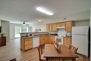 Η κουζίνα ή μικρή κουζίνα στο Ground-Floor Retreat Only 1 Mi to Cloudland Canyon