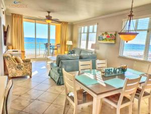 沃尔顿堡滩Azure 418-Glorious Gulf-Front Views- Luxury 4 Bdrm的带桌子和沙发的客厅