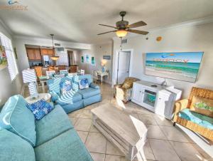 沃尔顿堡滩Azure 418-Glorious Gulf-Front Views- Luxury 4 Bdrm的带蓝色沙发和电视的客厅