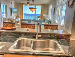 沃尔顿堡滩Azure 418-Glorious Gulf-Front Views- Luxury 4 Bdrm的带水槽的厨房和客厅