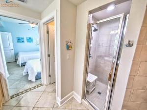 Azure 418-Glorious Gulf-Front Views- Luxury 4 Bdrm的一间浴室