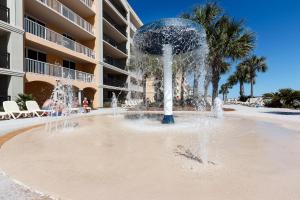 沃尔顿堡滩Azure 418-Glorious Gulf-Front Views- Luxury 4 Bdrm的棕榈树建筑前的喷泉