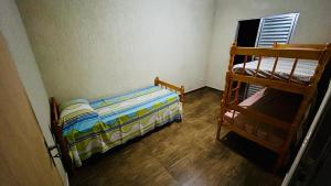 una camera con due letti a castello e una finestra di Apartamento Centro de Mongaguá a Mongaguá