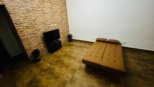 un soggiorno con un divano e una televisione di Apartamento Centro de Mongaguá a Mongaguá