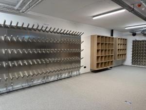 Una bodega con estantes y botelleros vacíos en Pure Alpine Suites, en Schladming
