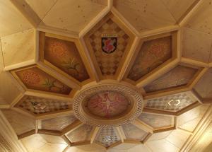 ジアーノ・ディ・フィエンメにあるHotel Villa Jolandaの絵画が描かれた建物の格天井 +1枚の写真