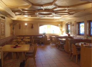 ジアーノ・ディ・フィエンメにあるHotel Villa Jolandaのダイニングルーム(テーブル、椅子付)、窓