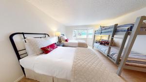 Un dormitorio con dos literas en una habitación. en Ranch Condo 3538, en Elkhorn Village 31 fotos más