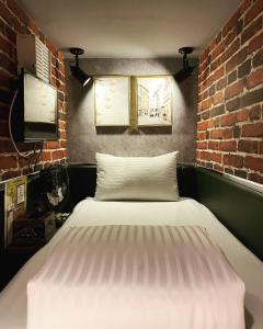 Tempat tidur dalam kamar di The First 南灣膠囊旅店