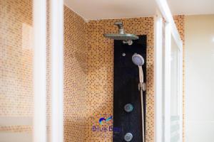 y baño con ducha y cabezal de ducha. en Bay Two Beach Apartment, en La Herradura 40 fotos más