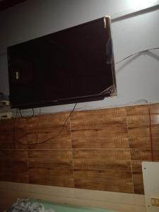 Televiisor ja/või meelelahutuskeskus majutusasutuses royal wrangulr nature view