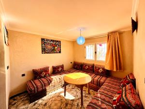 Area soggiorno di Atlas Hostel Taghazout