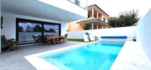 une piscine dans l'arrière-cour d'une maison dans l'établissement Maison bord mer près de le Lisbonne, à Charneca